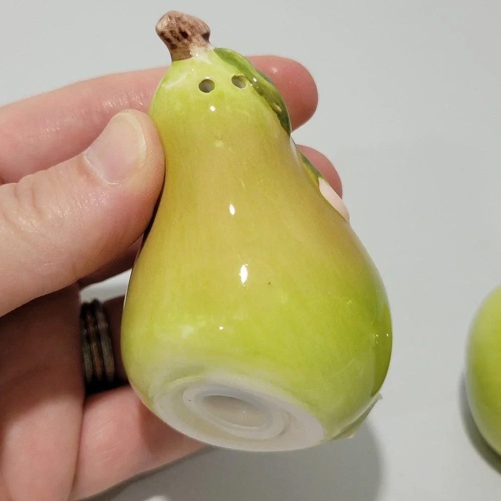 Cosmos Gifts Green Pear Ceramic Salt and Pepper Shaker Set Floral 10337 NEW